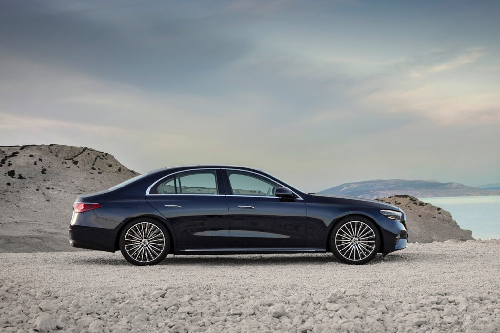 바닷가 서있는 2026 벤츠 E클래스