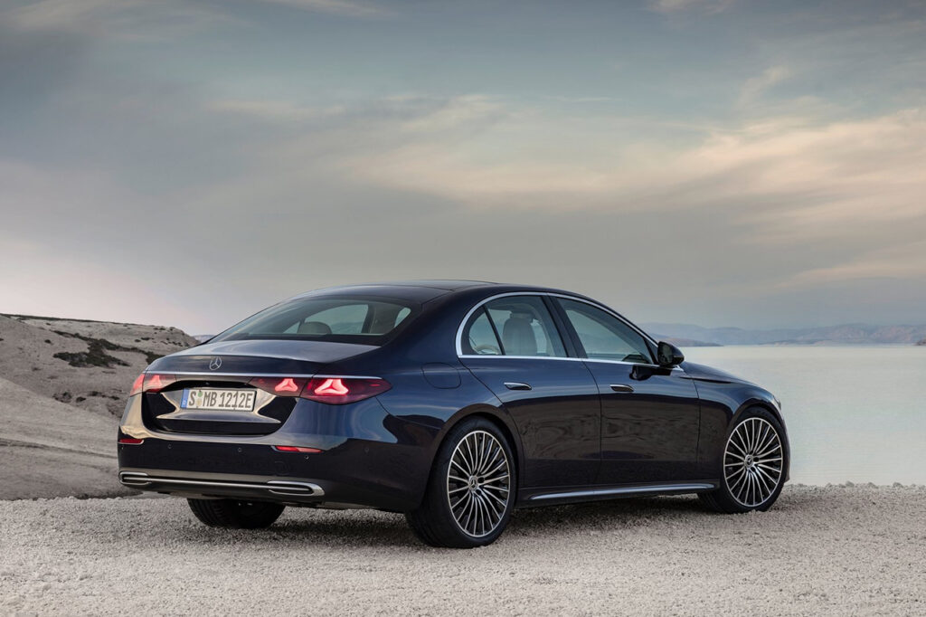 바닷가에 서있는 2026 벤츠 E클래스