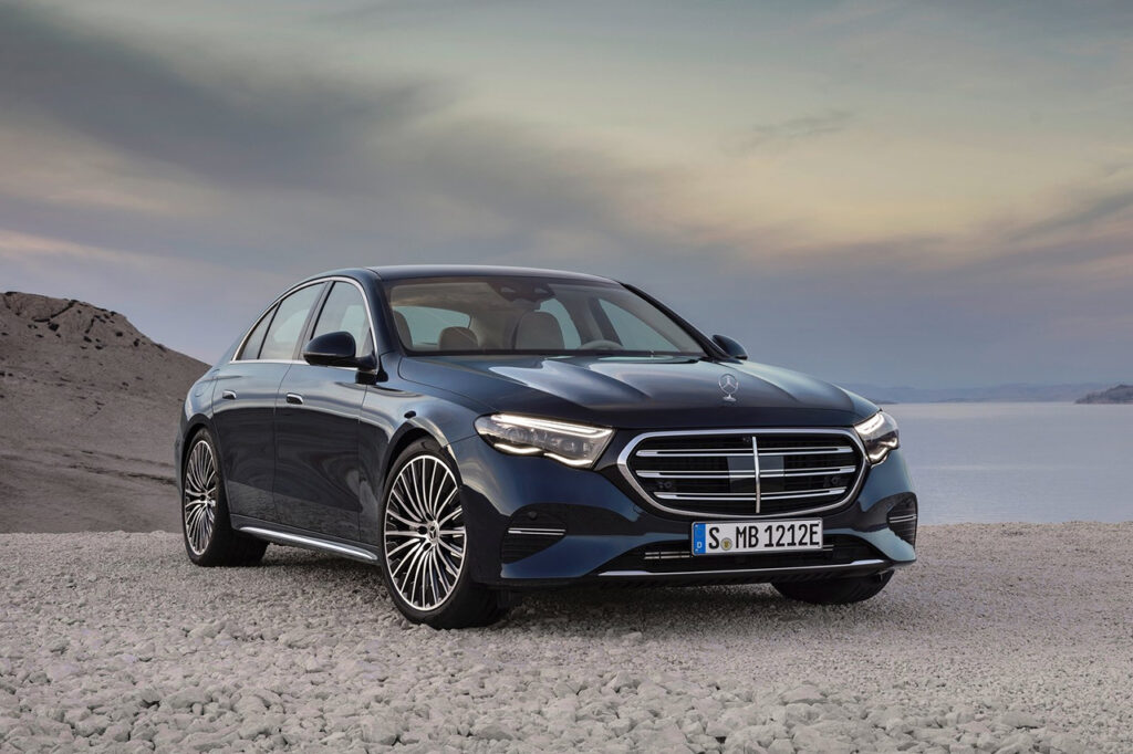 바닷가에 서있는 2026 벤츠 E클래스