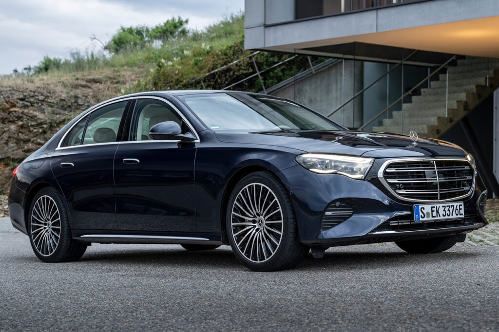 건물 앞에 서있는 2026 벤츠 E클래스