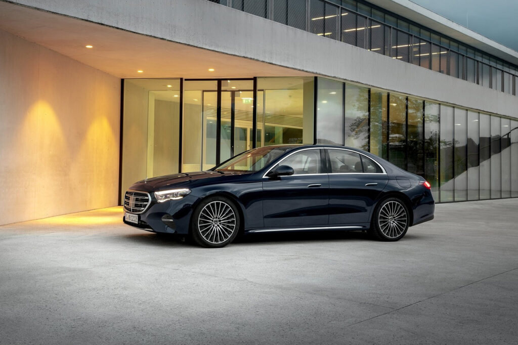건물 앞에 서있는 2026 벤츠 E클래스