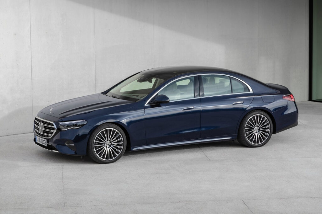 건물 앞에 주차된 2026 벤츠 E클래스