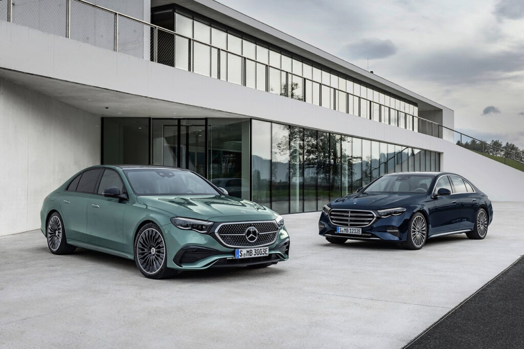 건물앞에 각기 다른 색상의 2026 벤츠 E클래스(6세대) 2대가 서있는 모습