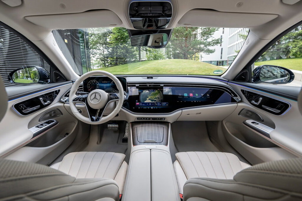 밝은 베이지 컬러의 2026 벤츠 E클래스 실내