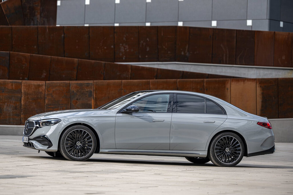 밝은 회색 컬러의 2026 벤츠 E클래스