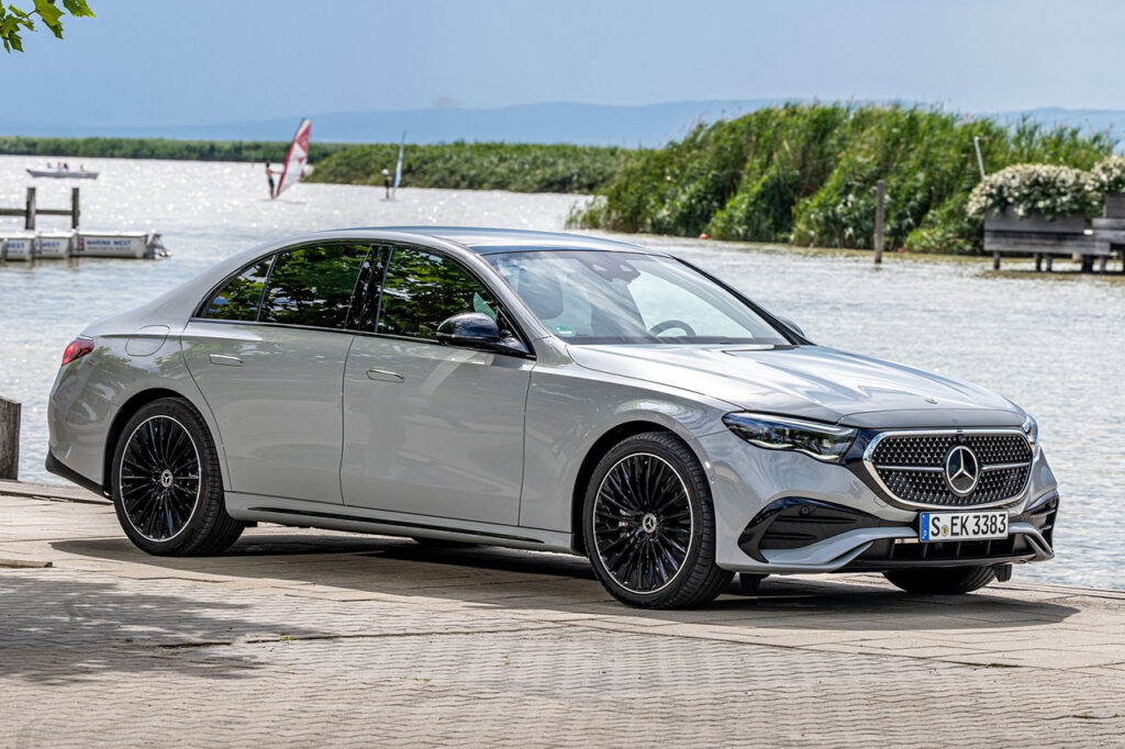 물가에 서있는 2026 벤츠 E클래스