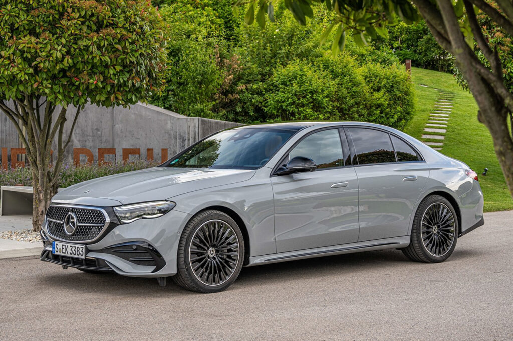 나무 앞에 서있는 2026 벤츠 E클래스