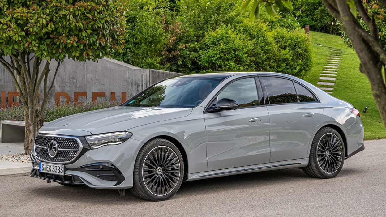 나무 앞에 서있는 2026 벤츠 E클래스(6세대)