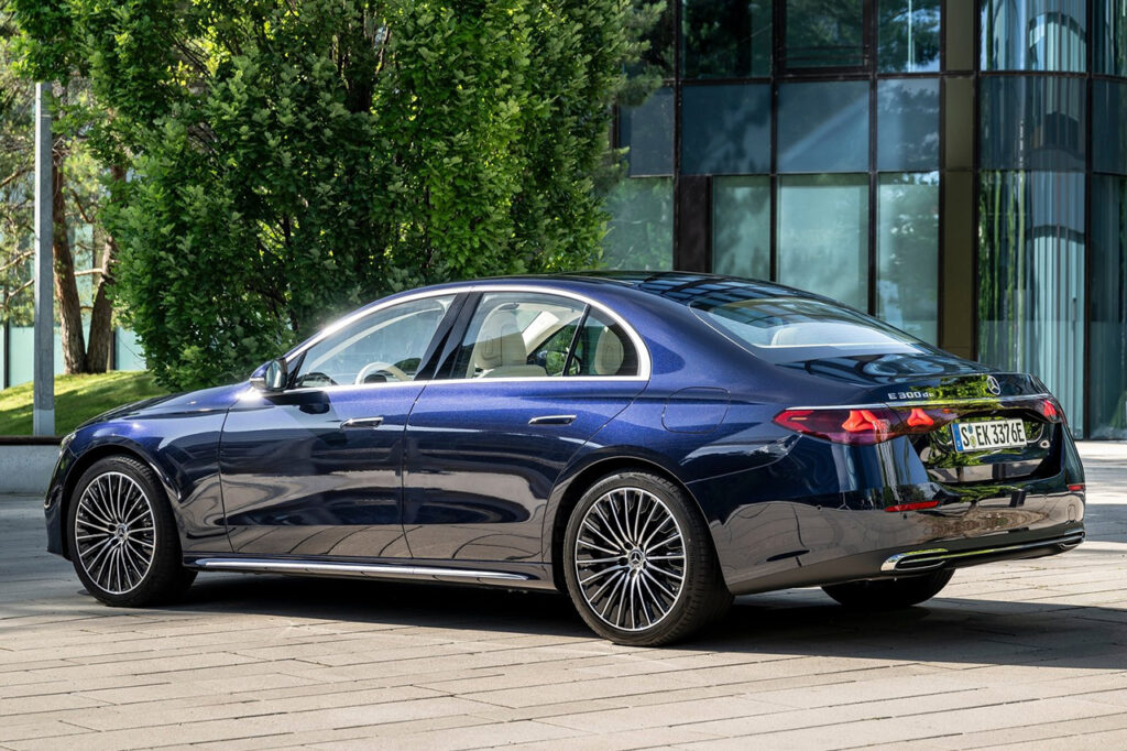 건물 앞에 서있는 2026 벤츠 E클래스