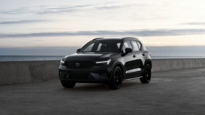 2026 볼보 XC40가 서있는 모습