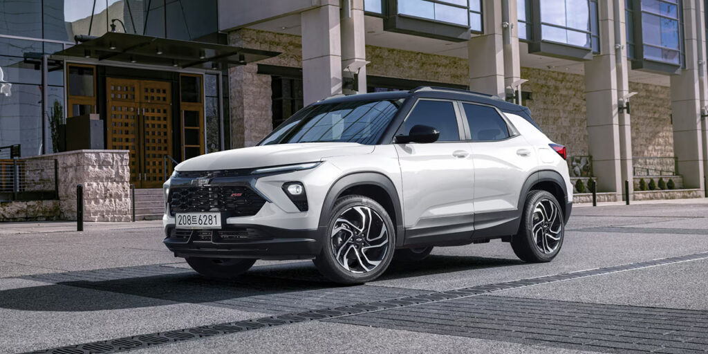 밝은 컬러의 2026 쉐보레 뉴 트레일블레이저 옆모습