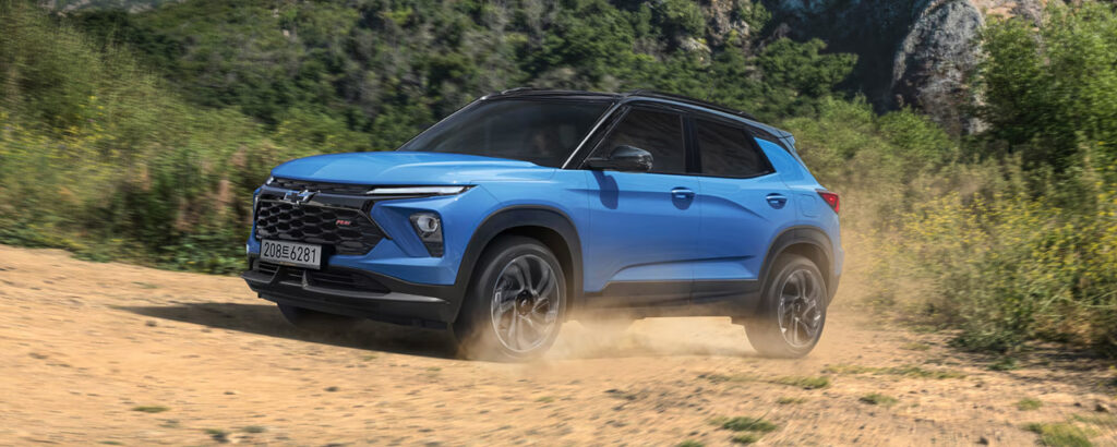 산을 달리는 파란색 2026 쉐보레 뉴 트레일블레이저