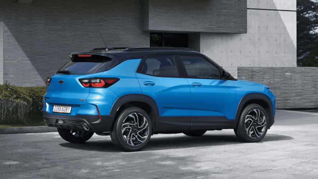 파란색 2026 쉐보레 뉴 트레일블레이저가 서있는 모습