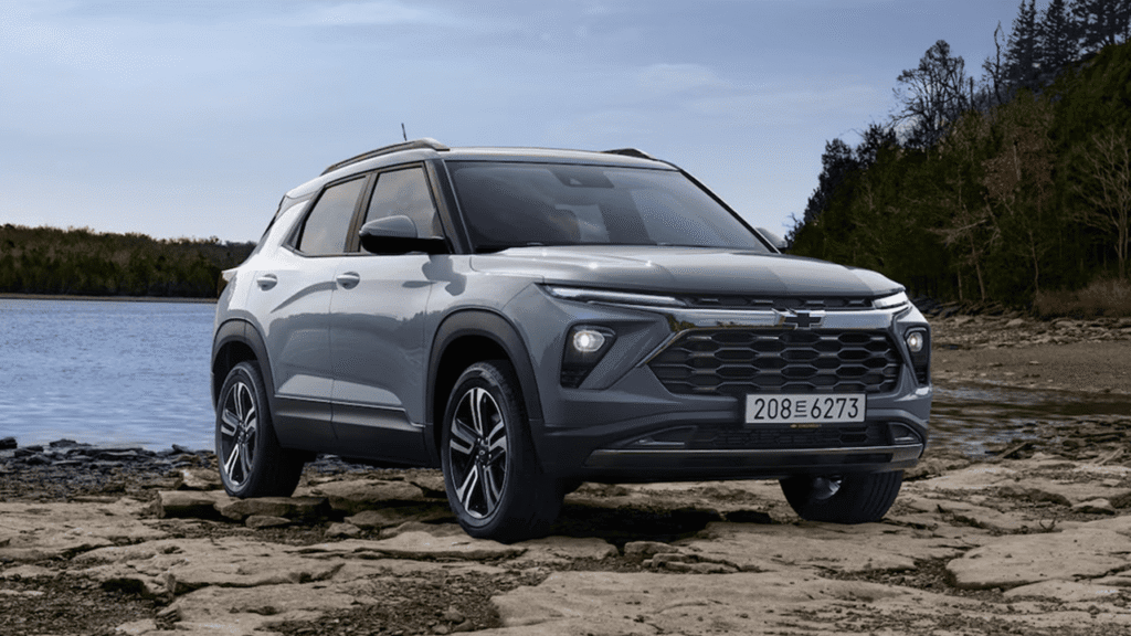 어두운 색의 2026 쉐보레 뉴 트레일블레이저 앞모습