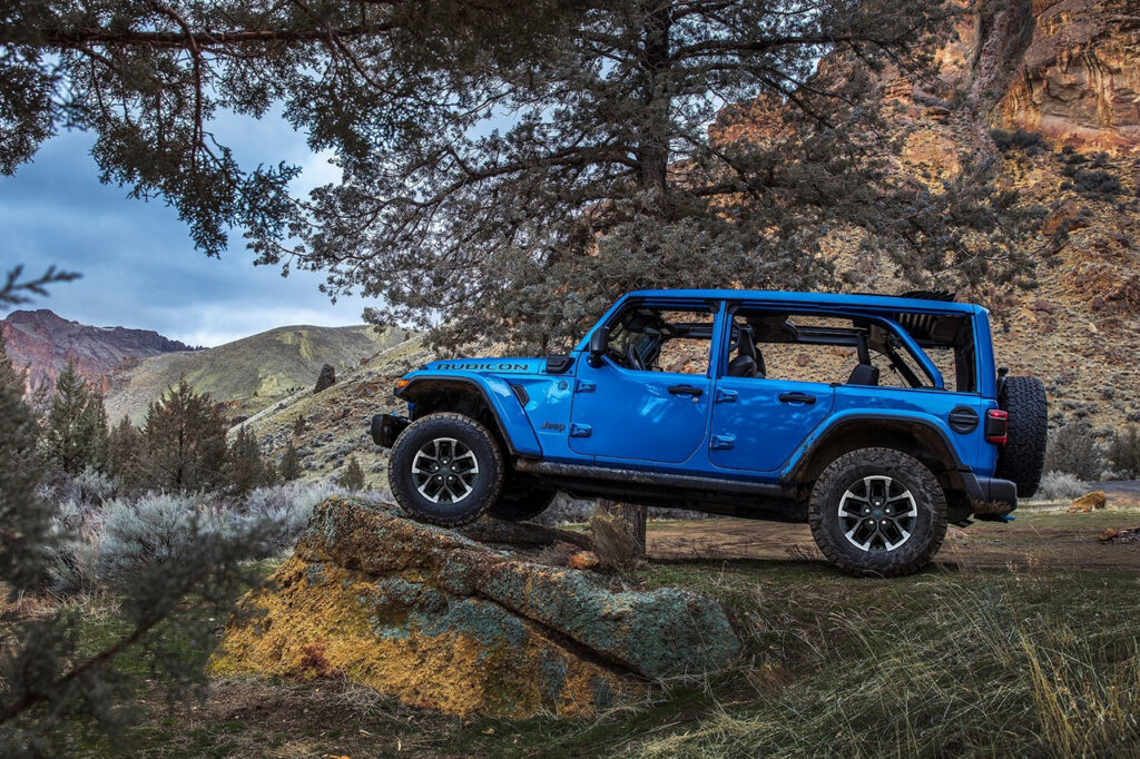 산에 서있는 2026 지프 랭글러(4세대)