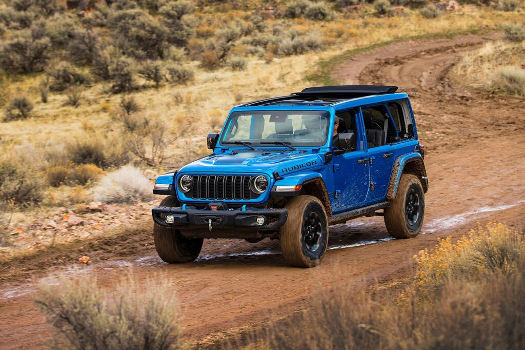 산길을 달리는 2026 지프 랭글러(4세대)