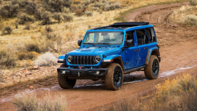 산을 달리는 2026 지프 랭글러(4세대)