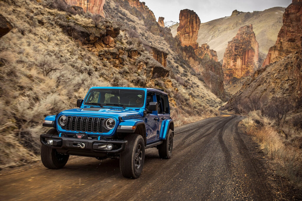 산길을 달리는 2026 지프 랭글러(4세대)