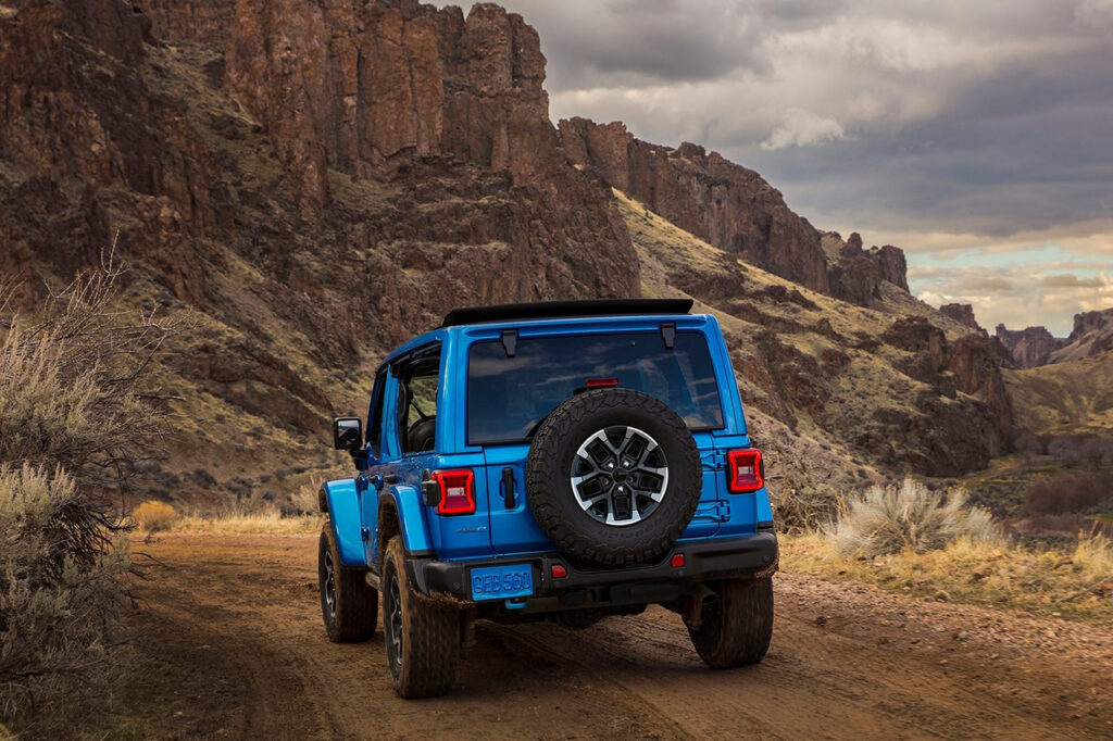 산길을 달리는 2026 지프 랭글러(4세대) 뒷모습