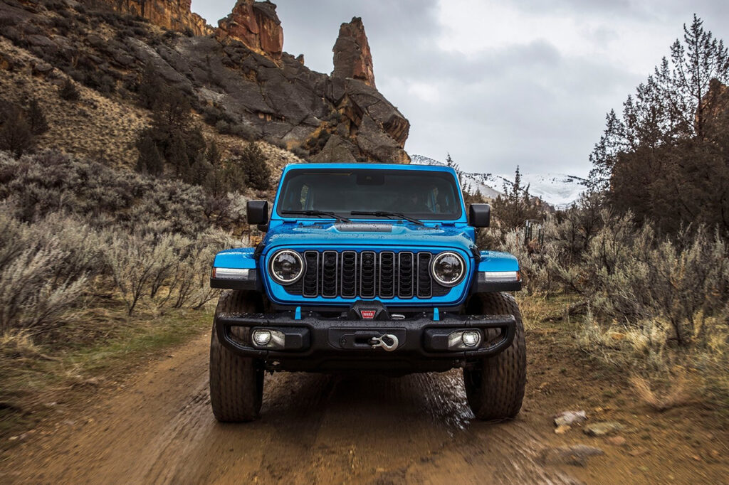 2026 지프 랭글러(4세대)가 산에 서있다