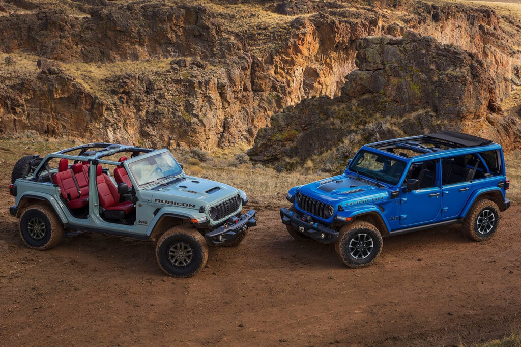 2026 지프 랭글러(4세대) 2대가 서있는 모습