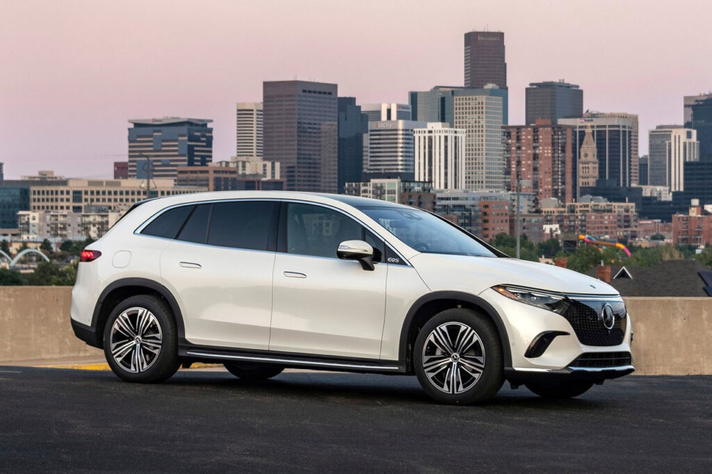 도로를 주행중인 하얀색 2026 벤츠 EQS SUV