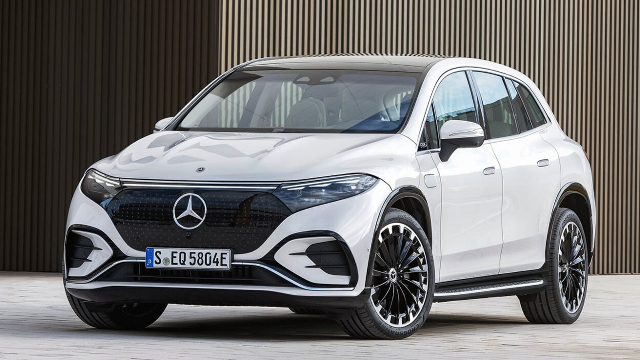 하얀색 2026 벤츠 EQS SUV가 서있는 모습