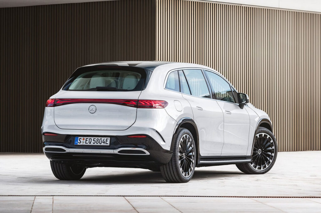 흰색 2026 벤츠 EQS SUV의 뒷모습