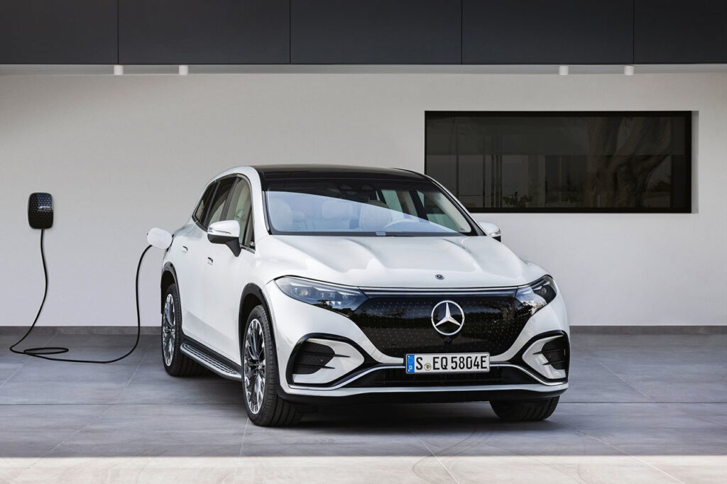 전기차 충전소에서 충전 중인 하얀색 2026 벤츠 EQS SUV