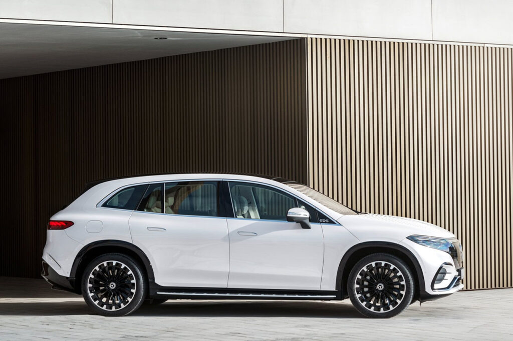 건물 앞에 서있는 흰색 2026 벤츠 EQS SUV