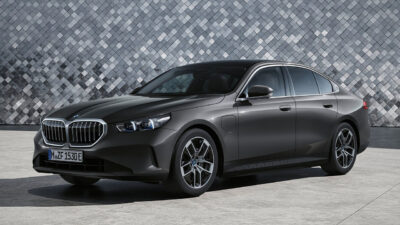 2026 BMW 5시리즈 8세대가 서있는 모습