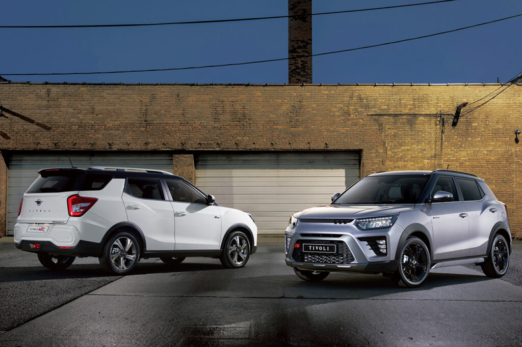 뉴 티볼리 2대가 서있다