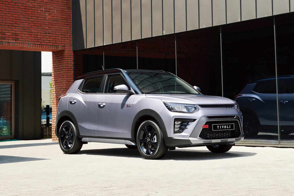 건물 앞에 서있는 뉴 티볼리