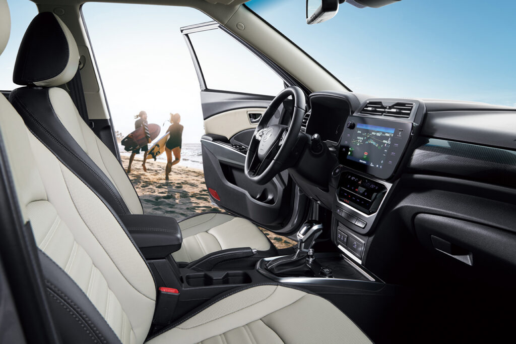 밝은 컬러의 뉴 티볼리 실내