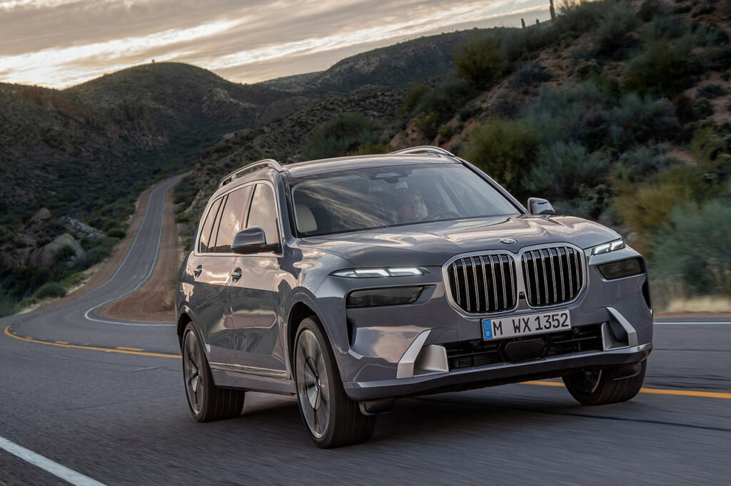 도로를 달리는 2026 BMW X7