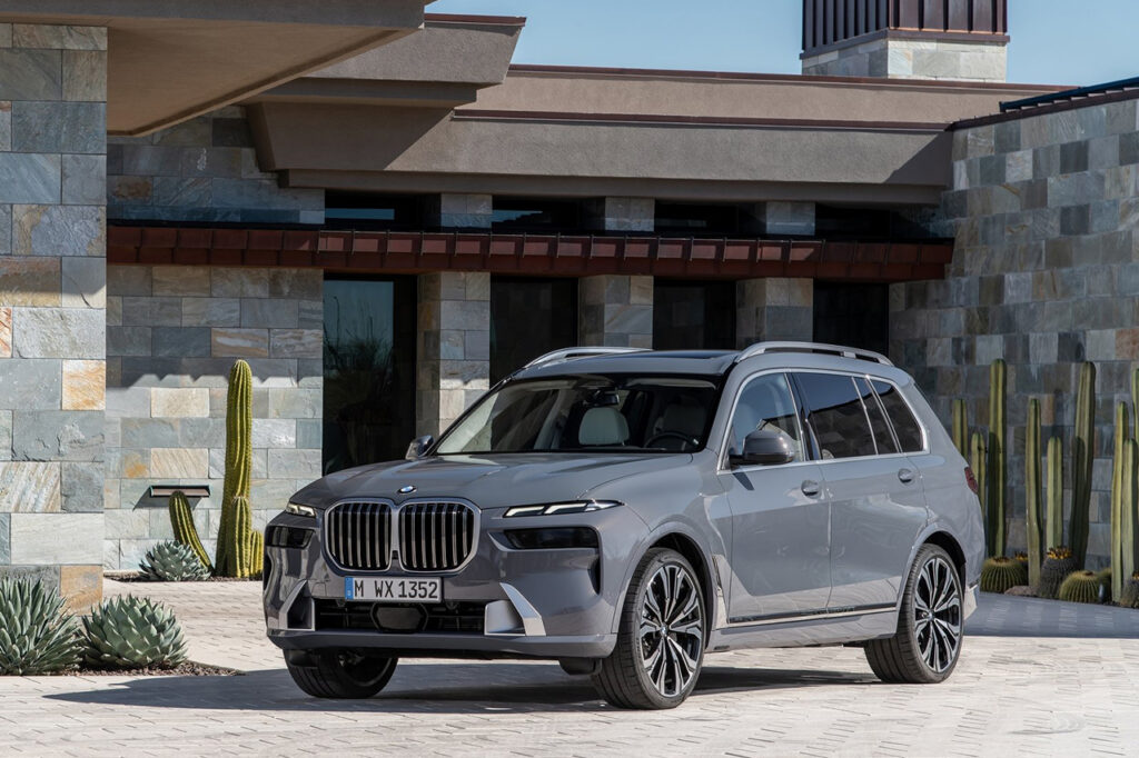 건물 앞에 서있는 2026 BMW X7