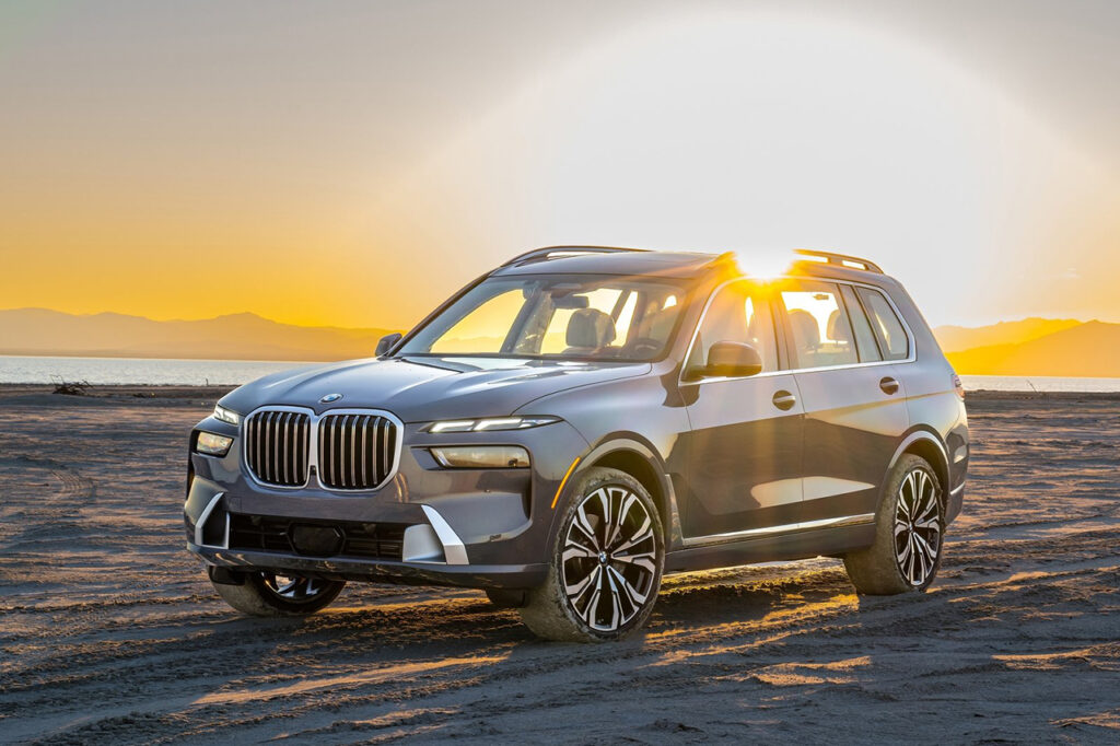 모래 위에 서있는 2026 BMW X7