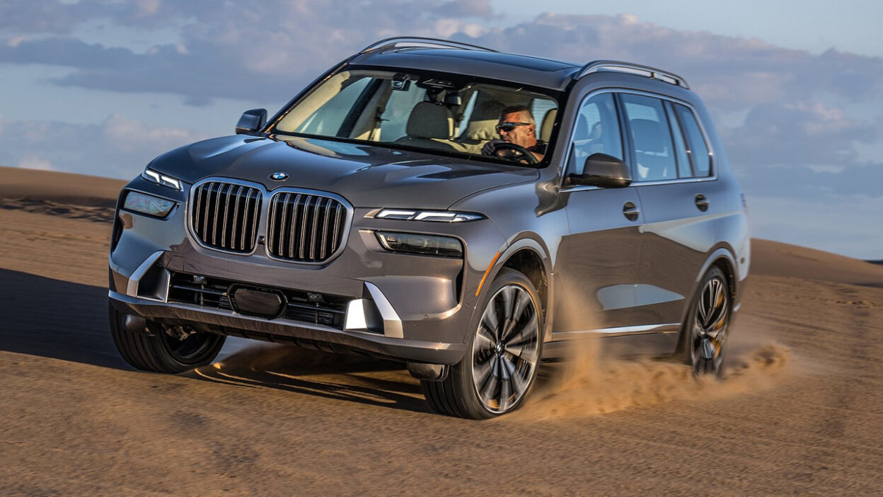 모래 위를 달리는 2026 BMW X7