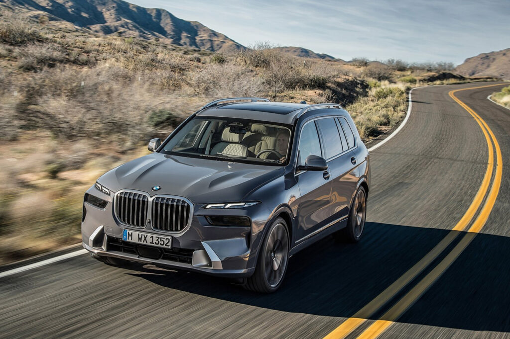 도로를 달리는 2026 BMW X7
