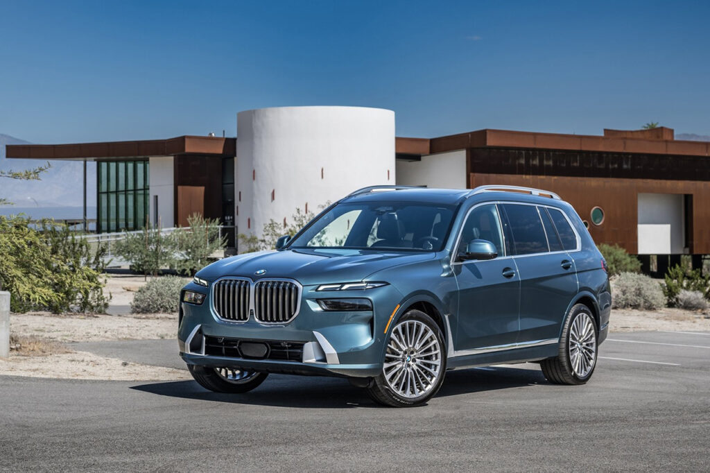 건물 앞에 서있는 2026 BMW X7