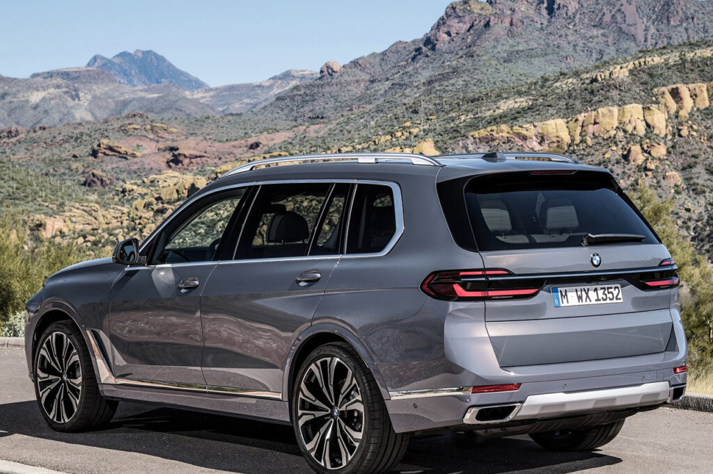 산 앞에 서있는 2026 BMW X7