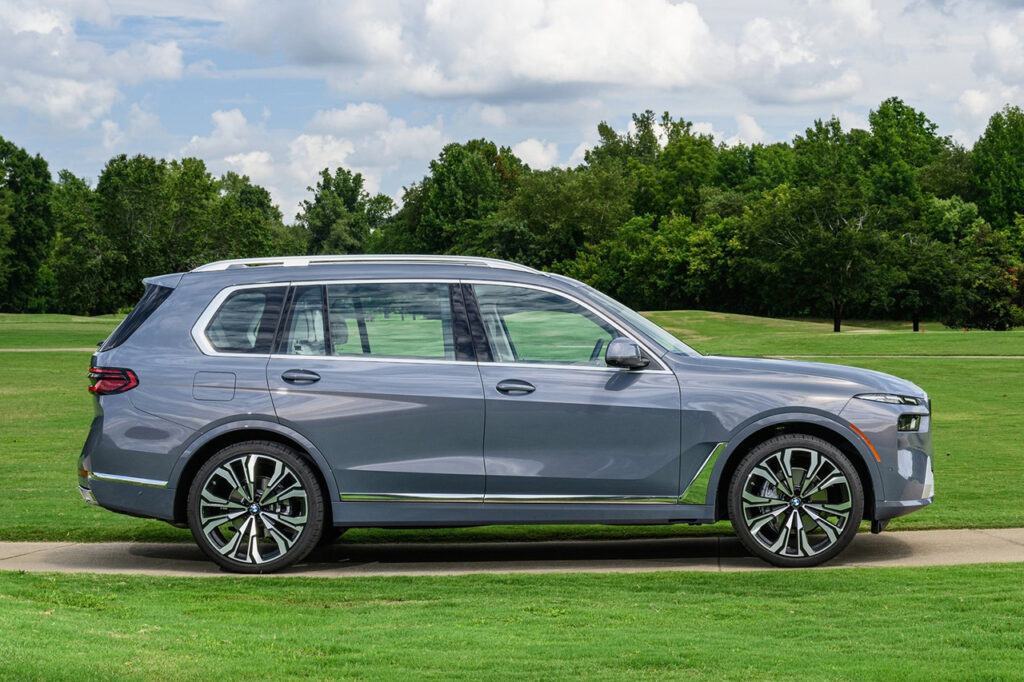 잔디에 서있는 2026 BMW X7