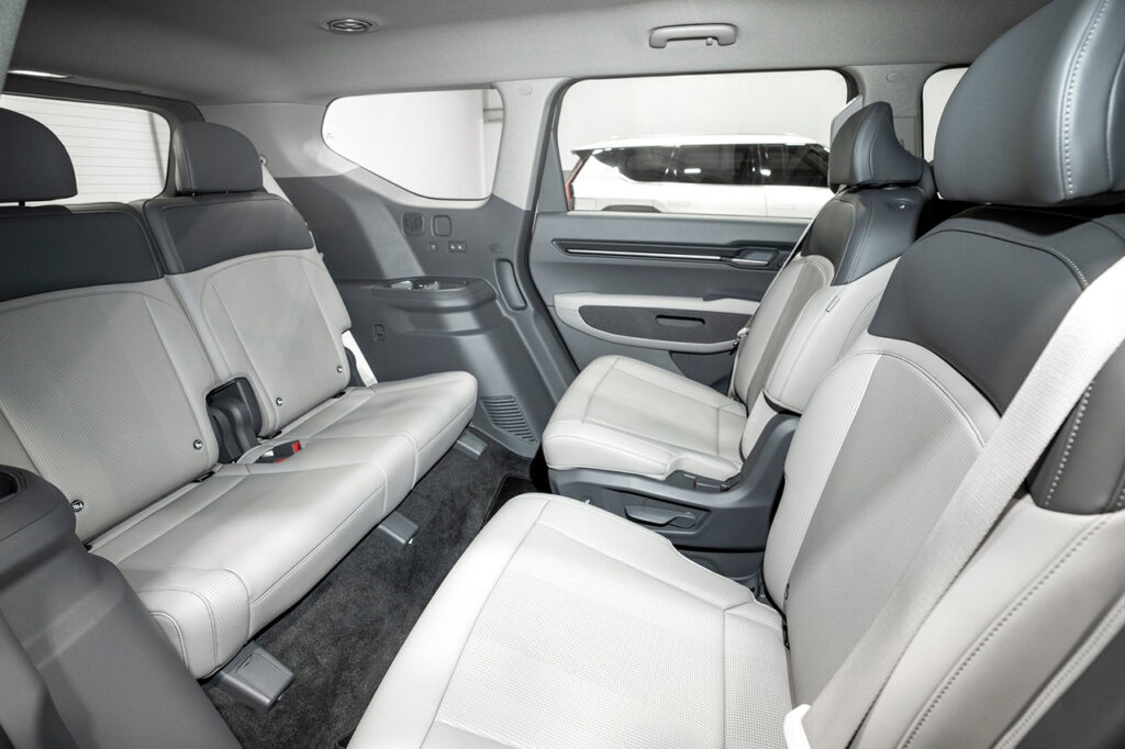 2026 기아 EV9 2열 시트가 뒤로 돌아가 있는 모습