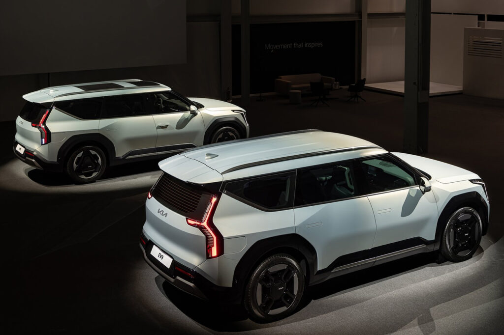 2026 기아 EV9 두대가 서 있는 모습