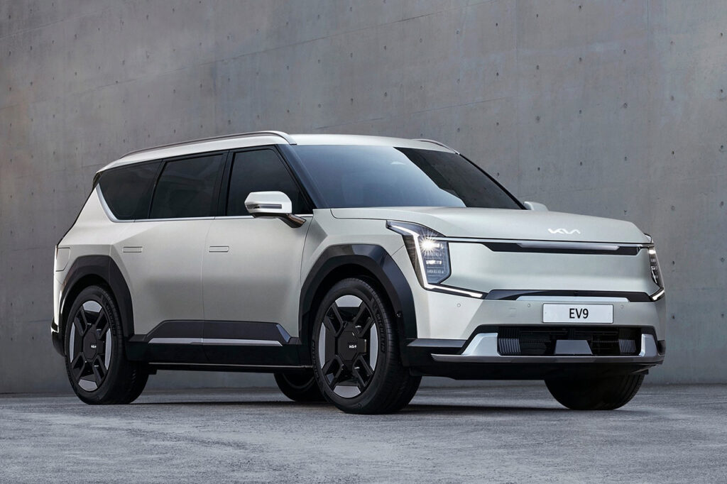 2026 기아 EV9가 서있는 모습