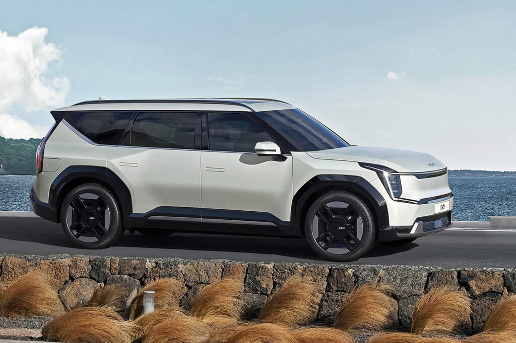 해안 도로를 달리는 2026 기아 EV9