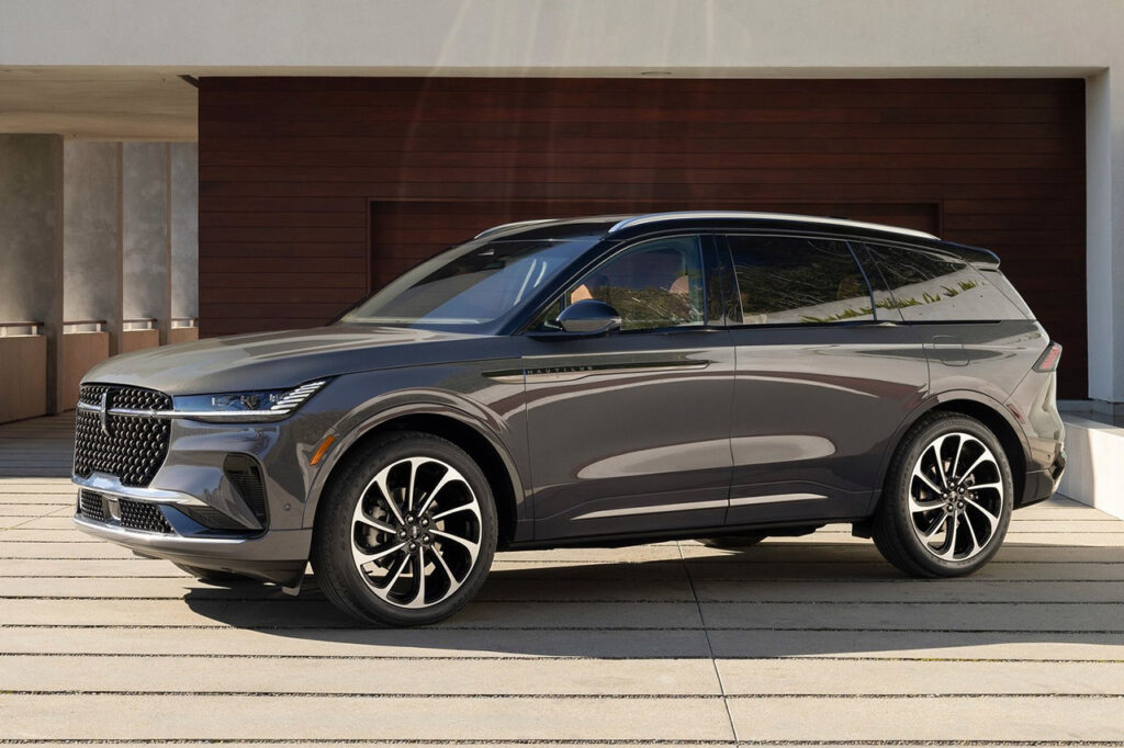 2026 링컨 노틸러스 하이브리드가 서있는 모습
