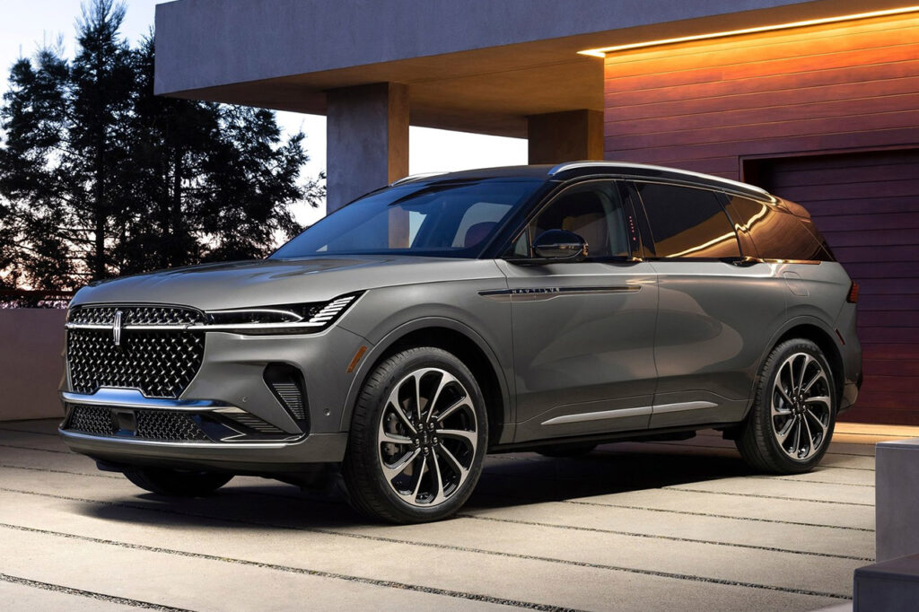 차고에 서있는 2026 링컨 노틸러스 하이브리드