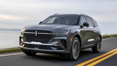 도로를 달리는 2026 링컨 노틸러스 하이브리드