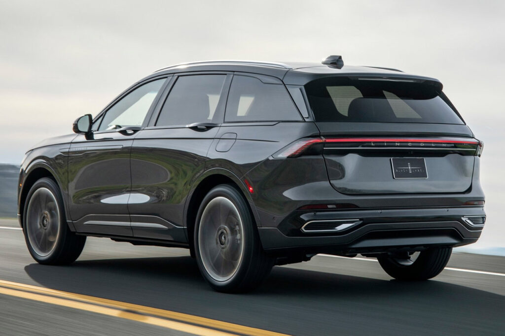 도로를 달리는 2026 링컨 노틸러스 하이브리드 뒷모습